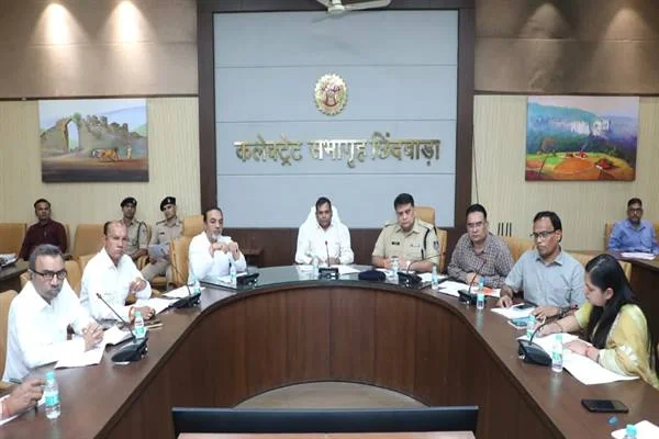कलेक्टर कार्यालय के सभाकक्ष में गोल मेज के आसपास बैठे जनप्रतिनिधि, पुलिस और प्रशासनिक अधिकारी