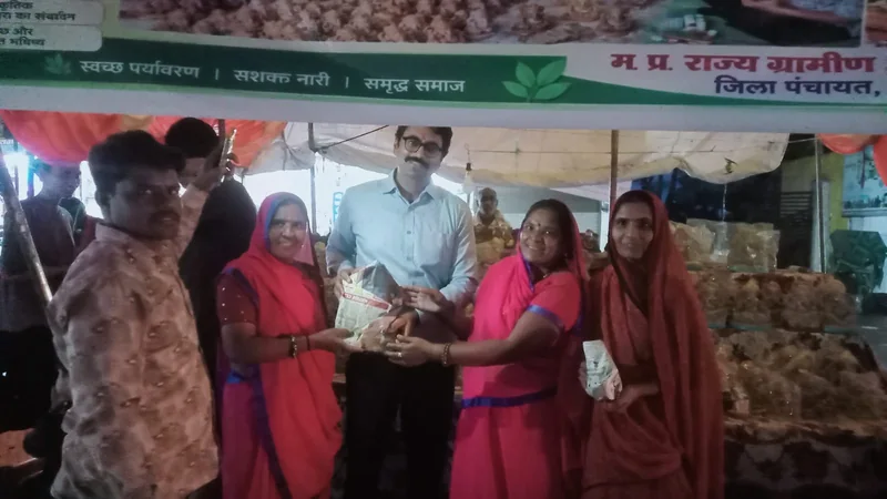 कलेक्टर डॉ. शेर सिंह मीना ने स्व-सहायता समूह की महिलाओं से खरीदी मिट्टी के गणेश जी की प्रतिमा