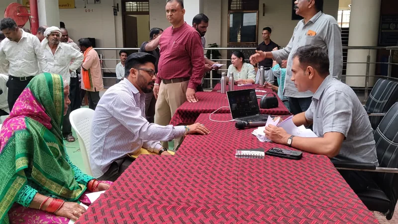 जनसुनवाई में प्राप्त आवेदनों का करें त्वरित निराकरण: कलेक्टर डॉ. सोनवणे