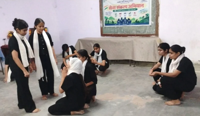 सेवा संकल्प अभियान के तहत कन्या महाविद्यालय में नुक्कड़ नाटक का आयोजन