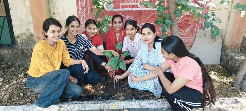 सेवा संकल्प अभियान के तहत पिछड़ा वर्ग पोस्ट मैट्रिक कन्या छात्रावास में हुआ वृक्षारोपण