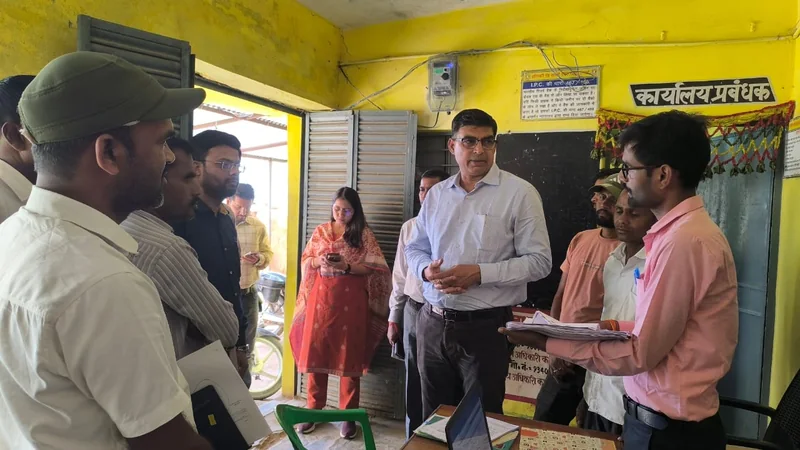 कलेक्टर ने उचित मूल्य दुकान निगवानी का किया निरीक्षण
